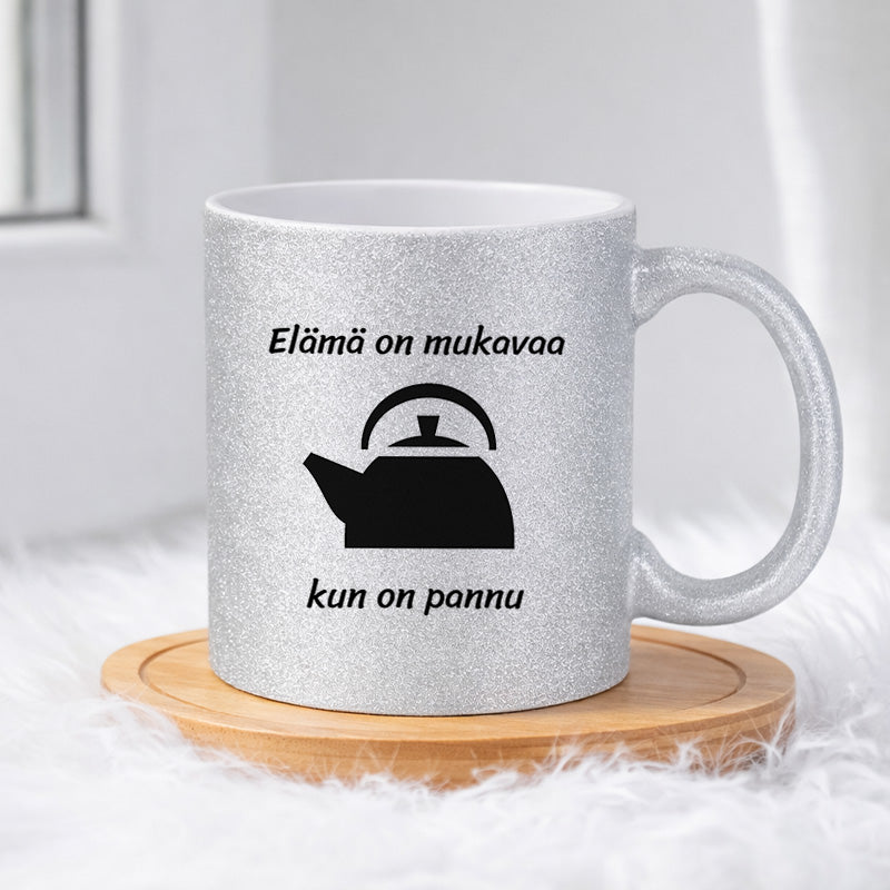 Elämä on mukavaa, kun on pannu (0082) | Glittermuki 330ml
