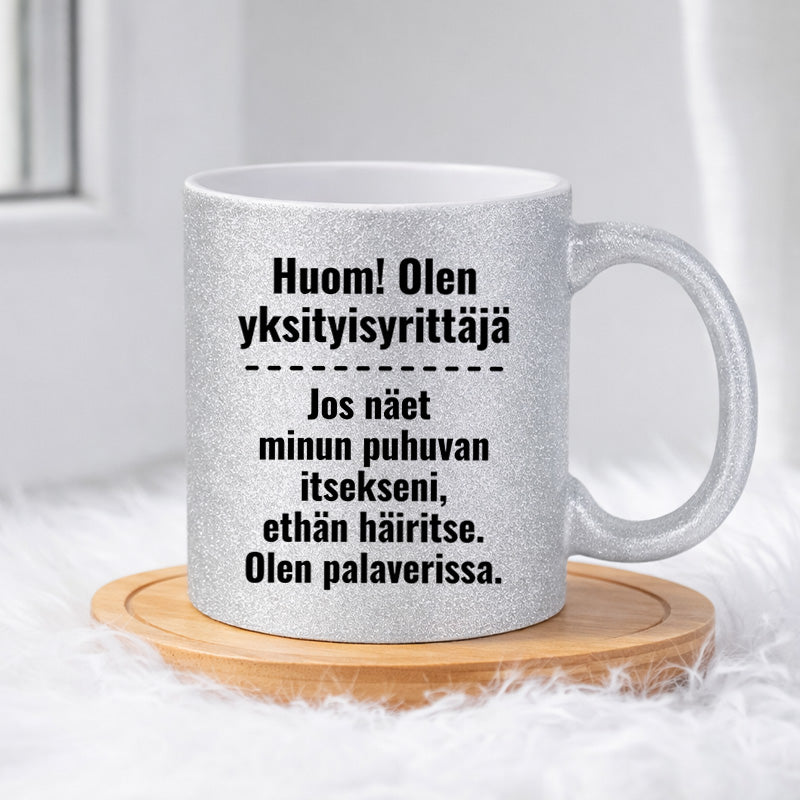 Huom! Olen yksityisyrittäjä (0234) | Glittermuki 330ml