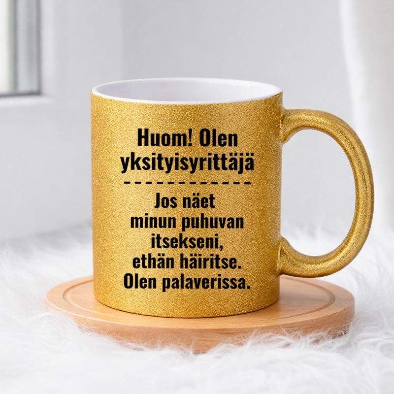 Huom! Olen yksityisyrittäjä (0234) | Glittermuki 330ml