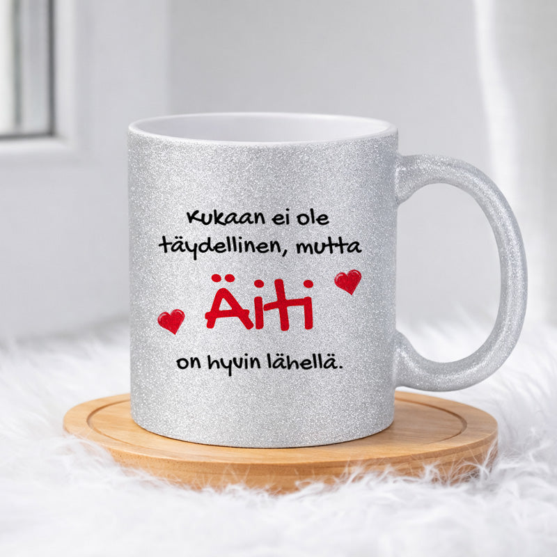 Kukaan ei ole täydellinen, mutta äiti on hyvin lähellä (0362) | Glittermuki 330ml