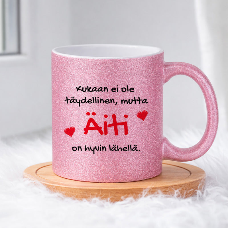 Kukaan ei ole täydellinen, mutta äiti on hyvin lähellä (0362) | Glittermuki 330ml