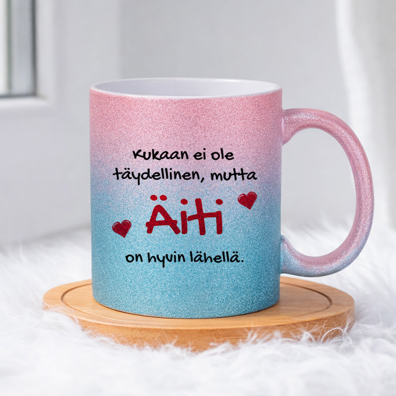Kukaan ei ole täydellinen, mutta äiti on hyvin lähellä (0362) | Glittermuki 330ml