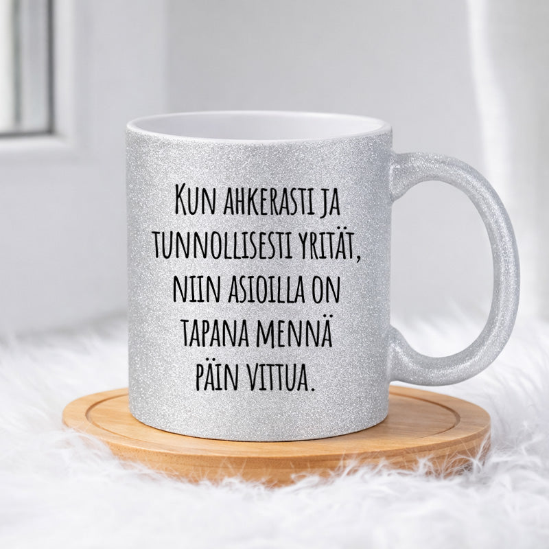 Kun ahkerasti ja tunnollisesti yrität, niin asioilla on tapana mennä päin vittua. (0348) | Glittermuki 330ml