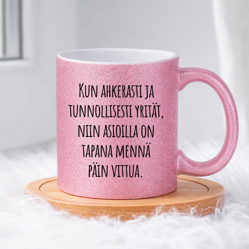 Kun ahkerasti ja tunnollisesti yrität, niin asioilla on tapana mennä päin vittua. (0348) | Glittermuki 330ml