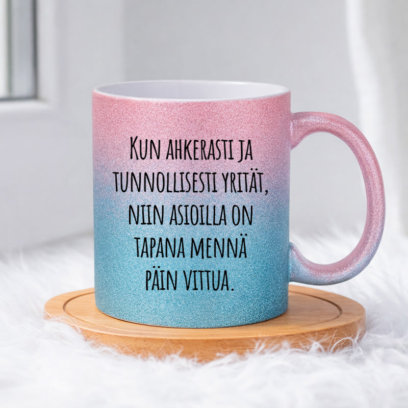 Kun ahkerasti ja tunnollisesti yrität, niin asioilla on tapana mennä päin vittua. (0348) | Glittermuki 330ml