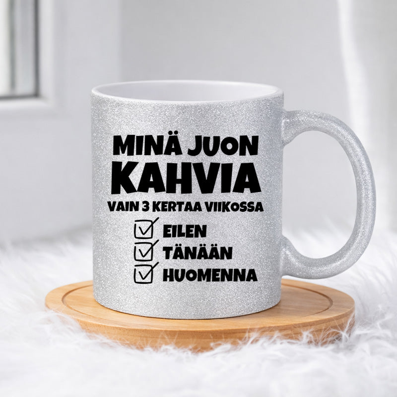 Minä juon kahvia vain 3 kertaa viikossa (0445) | Glittermuki 330ml