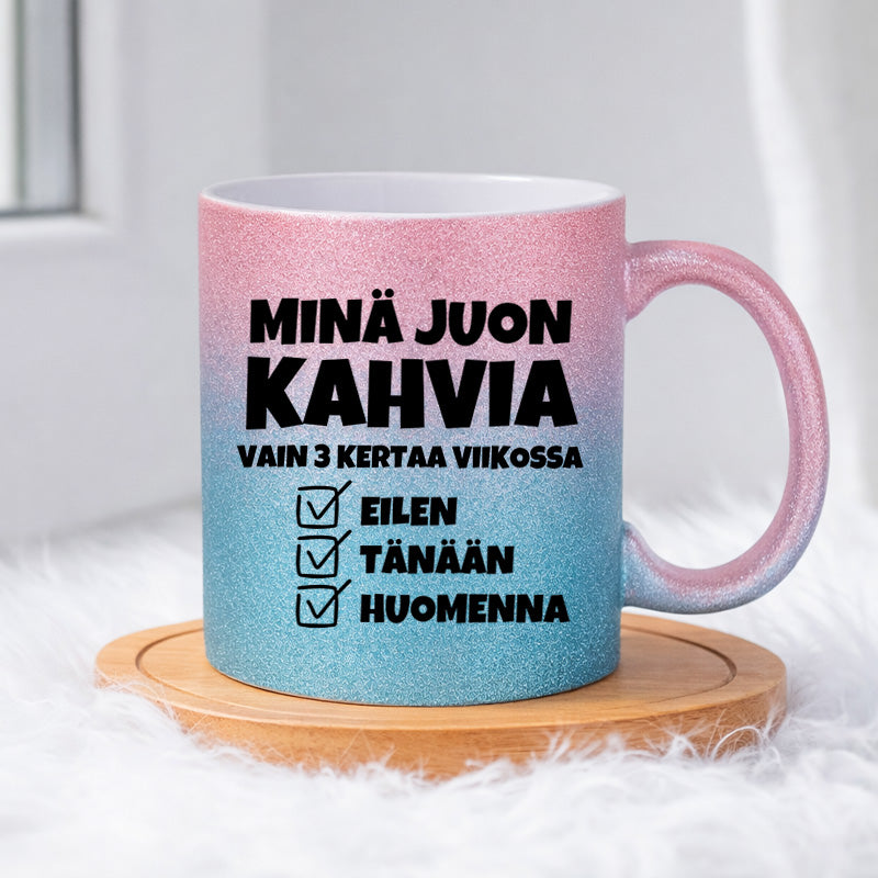 Minä juon kahvia vain 3 kertaa viikossa (0445) | Glittermuki 330ml