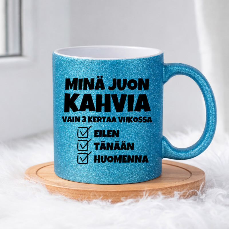 Minä juon kahvia vain 3 kertaa viikossa (0445) | Glittermuki 330ml