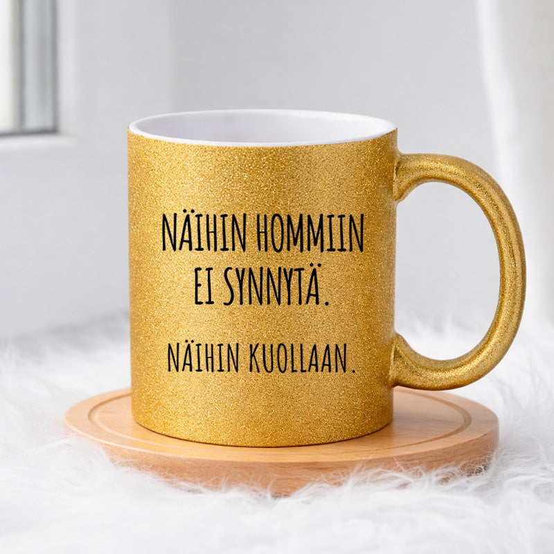 Näihin hommiin ei synnytä. Näihin kuollaan. (0121) | Glittermuki 330ml