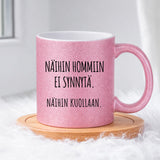 Näihin hommiin ei synnytä. Näihin kuollaan. (0121) | Glittermuki 330ml
