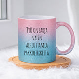 Työ on sarja nälän aiheuttamia pakkoliikkeitä. (0225) | Glittermuki 330ml