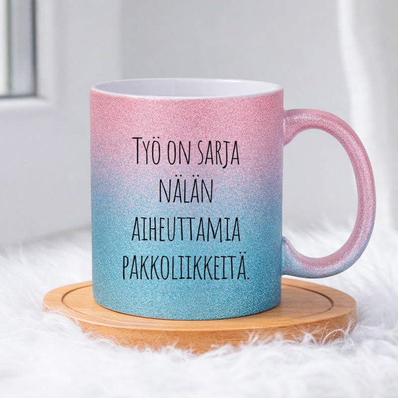 Työ on sarja nälän aiheuttamia pakkoliikkeitä. (0225) | Glittermuki 330ml