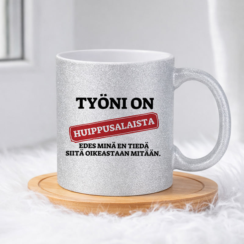 Työni on huippusalaista. Edes minä en tiedä siitä oikeastaan mitään. (0393) | Glittermuki 330ml