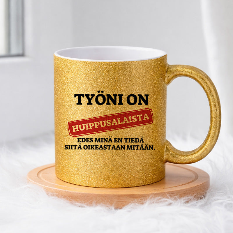 Työni on huippusalaista. Edes minä en tiedä siitä oikeastaan mitään. (0393) | Glittermuki 330ml