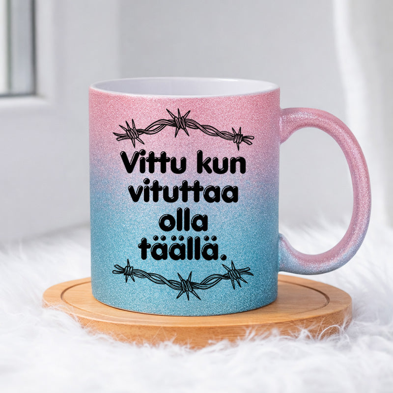 Vituttaa olla täällä (0009) | Glittermuki 330ml