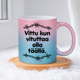 Vituttaa olla täällä (0009) | Glittermuki 330ml