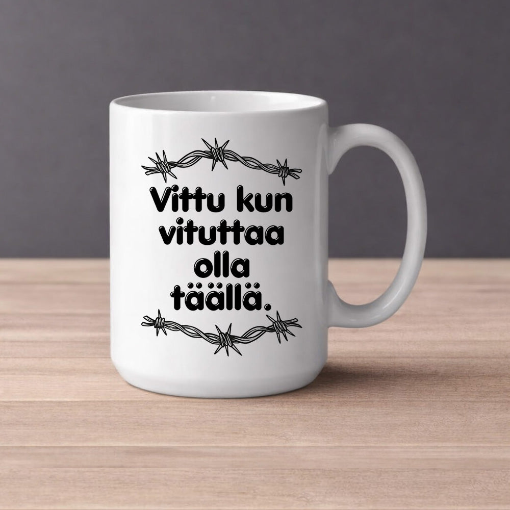 Vituttaa olla täällä (0009) | Kahvikuppi 440ml