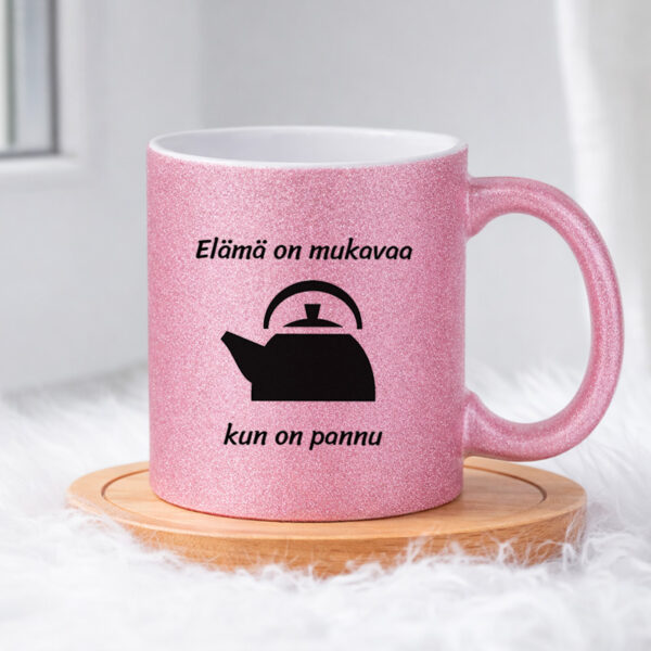 Elämä on mukavaa, kun on pannu (0082) Pinkki Glitter muki