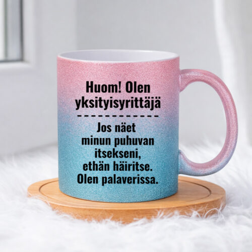 Huom! Olen yksityisyrittäjä (0234) | Glittermuki 330ml - Image 3