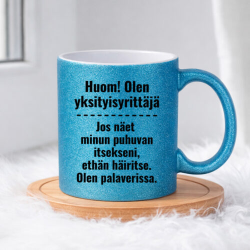 Huom! Olen yksityisyrittäjä (0234) | Glittermuki 330ml - Image 4