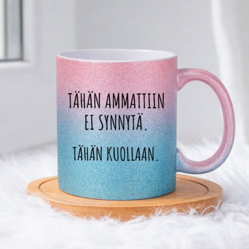 Tähän ammattiin ei synnytä. Tähän kuollaan. (0254) | Glittermuki 330ml - Image 5