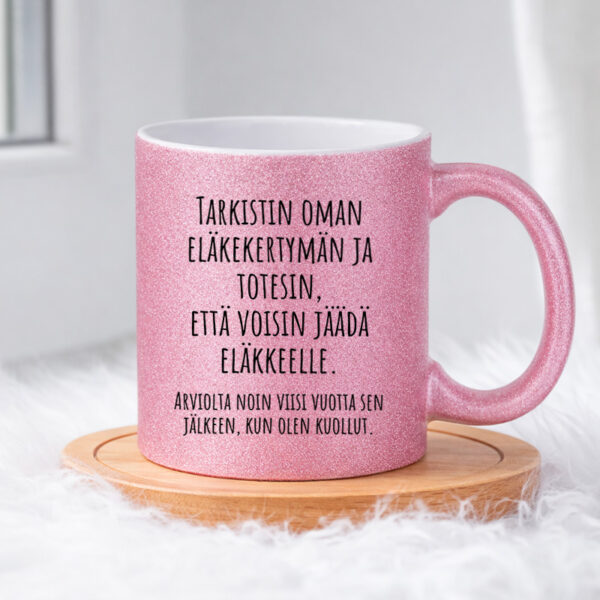 Tarkistin oman eläkekertymän ja totesin, että voisin jäädä eläkkeelle. (0371) Pinkki Glitter muki