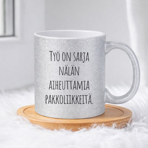 Työ on sarja nälän aiheuttamia pakkoliikkeitä. (0225) | Glittermuki 330ml - Image 3