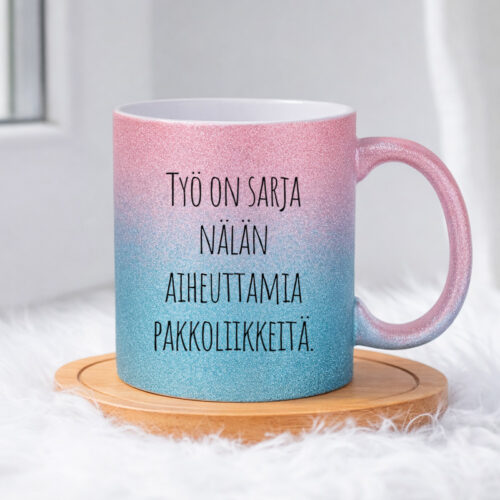 Työ on sarja nälän aiheuttamia pakkoliikkeitä. (0225) | Glittermuki 330ml - Image 4