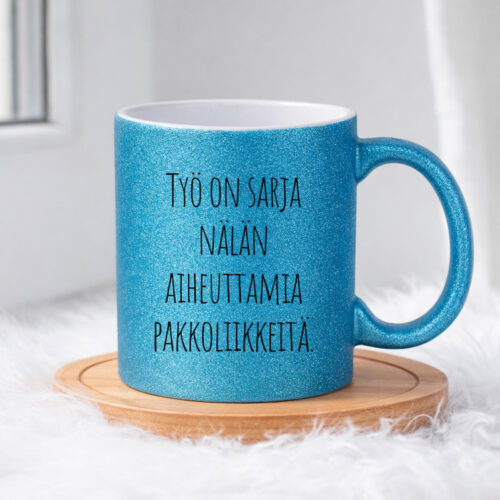 Työ on sarja nälän aiheuttamia pakkoliikkeitä. (0225) | Glittermuki 330ml - Image 5