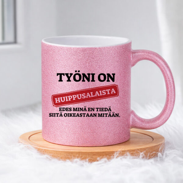 Työni on huippusalaista. Edes minä en tiedä siitä oikeastaan mitään. (0393) Pinkki Glitter muki