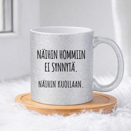 Näihin hommiin ei synnytä. Näihin kuollaan. (0121) | Glittermuki 330ml - Image 3