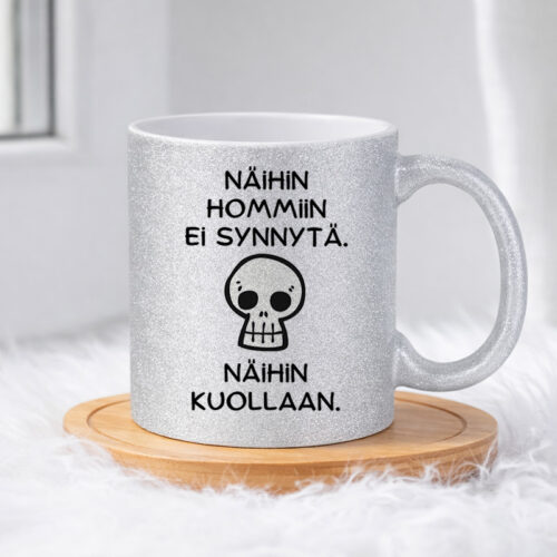 Näihin hommiin ei synnytä – Pääkallo (0316) | Glittermuki 330ml - Image 3