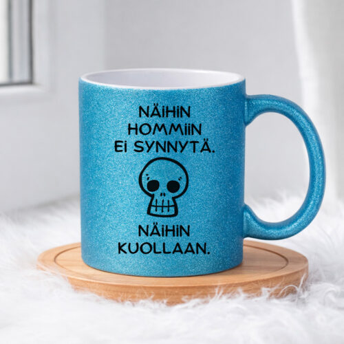 Näihin hommiin ei synnytä – Pääkallo (0316) | Glittermuki 330ml - Image 4