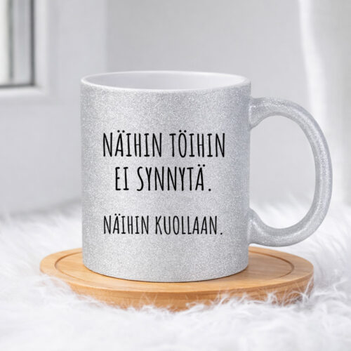 Näihin töihin ei synnytä. Näihin kuollaan. (0143) | Glittermuki 330ml - Image 3